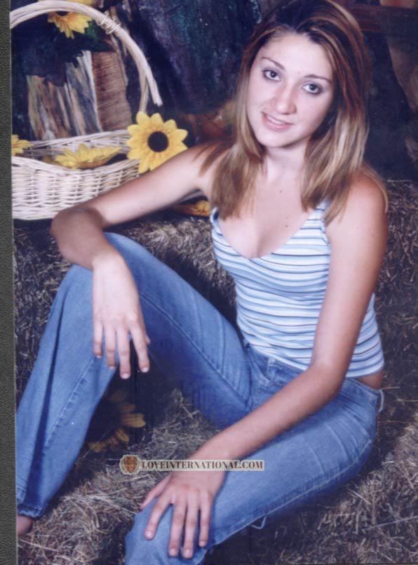 54542 - Daniela Edad: 22 - Costa Rica
